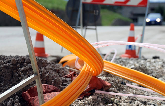 Ilustrasi fiber optik. Foto: Shutter Stock