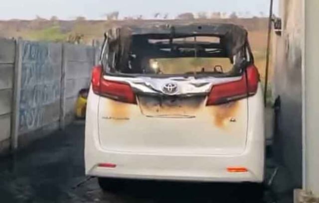 Mobil Via Vallen yang terbakar. Dok: Jatimnow