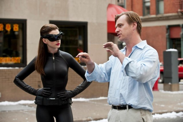 Christopher Nolan mengarahkan Anne Hathaway (Foto: IMDb)