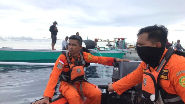 Personel Basarnas sedang melakukan pencarian diperairan Paleleh Kabupaten Buol, Sulteng, Rabu (24/6). Foto: Istimewa