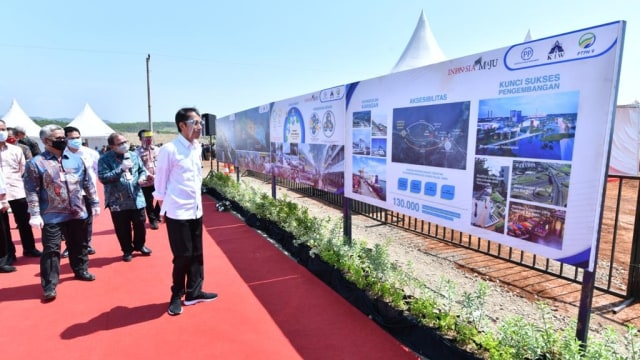 Presiden Joko Widodo meninjau lokasi Kawasan Industri Terpadu Batang dan Relokasi Investasi Asing ke Indonesia di Gringsing, Batang, Jawa Tengah.  Foto: Dok. Agus Suparto
