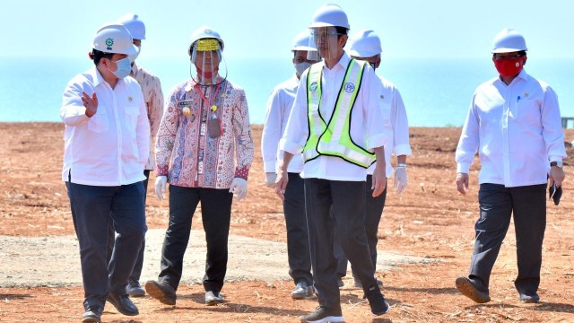 Presiden Joko Widodo meninjau lokasi Kawasan Industri Terpadu Batang dan Relokasi Investasi Asing ke Indonesia di Gringsing, Batang, Jawa Tengah. Foto: Dok. Agus Suparto