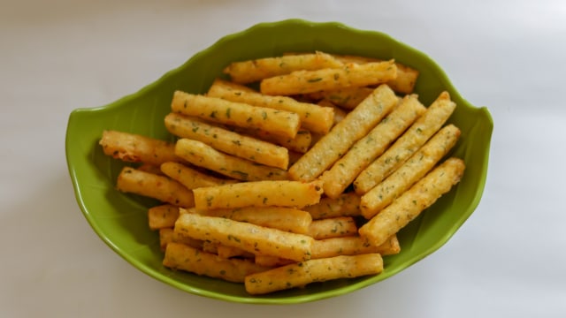 Ilustrasi camilan anak stik kentang keju yang renyah dan nikmat. Foto: Shutterstock