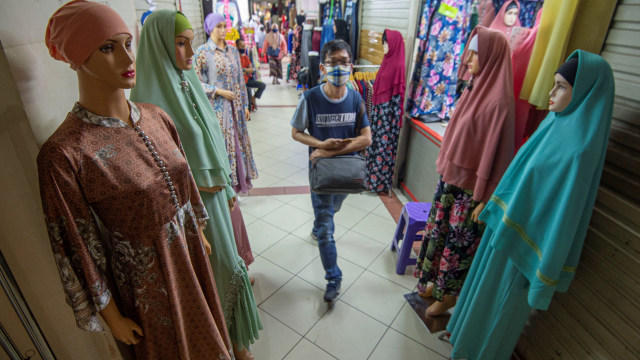 Warga berjalan di salah satu lorong kios-kios Pasar Blok A Tanah Abang, Jakarta, Selasa (30/6).  Foto: Aditya Pradana Putra/ANTARA FOTO