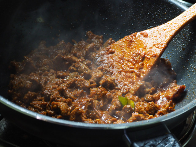 Ilustrasi memanaskan ulang rendang Foto: dok.Shutterstock