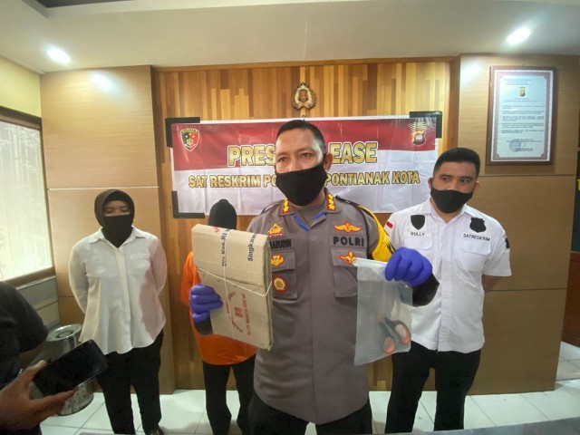 Kapolresta Pontianak, Kombes Pol Komarudin, menunjukkan barang bukti yang terkait dengan kasus pembuangan bayi di Pontianak. Foto: Dok Polresta Pontianak