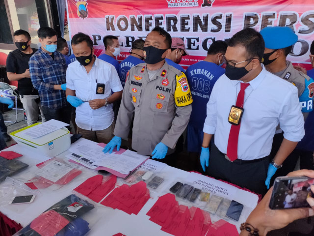 Waka Polres Tegal Kota Kompol Joko Wicaksono didampingi Kasat Reskrim AKP Gineung Pratidina dan jajarannya saat konferensi pers ungkap kasus perjudian di Mapolres Tegal Kota, Selasa (30/6/2020). (Foto: Setyadi)