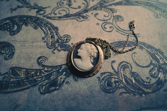 Ilustrasi kalung jimat. Dok: pixabay