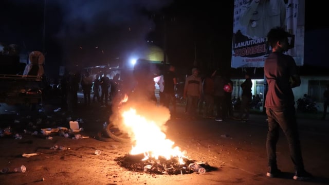 Massa aksi demonstrasi penolakan ratusan TKA asal China di perempatan masuk Bandara Haluoleo masih terus berlangsung. Foto: Geraldy Rakasiwi/kendarinesia.