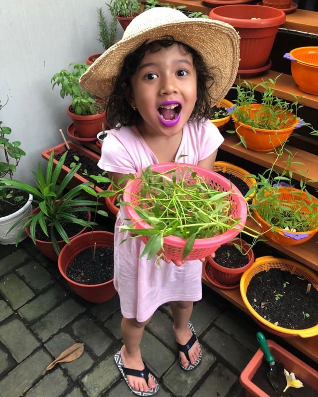 Anak Artika Sari Devi, Zoe, senang berkebun. Foto: Instagram/@baimguitar
