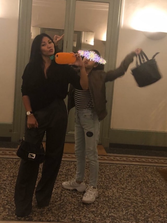 Anggun C Sasmi bersama anaknya, Kirana Cipta Montana. Foto: Instagram/@anggun_cipta