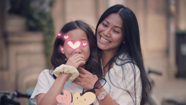Anggun C Sasmi bersama anaknya, Kirana Cipta Montana. Foto: Instagram/@anggun_cipta