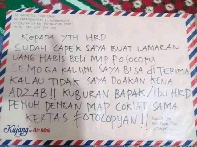Map bertuliskan doa dari pelamar kepada HRD. (Foto: @dennysirregar/Instagram)