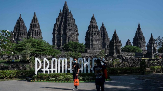 Wisatawan mengunjungi kompleks Taman Wisata Candi (TWC) Prambanan di Sleman, DI Yogyakarta, Rabu (1/7/2020). Foto: Hendra Nurdiyansyah/ANTARA FOTO