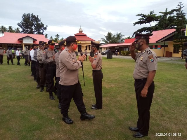 Kapolres (kiri) saat memberikan ucapan selamat kepada personel Polres Kaimana yang menerima kenaikan pangkat. Foto: Arfat Jempot