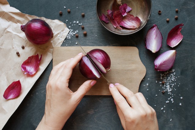 Ilustrasi memotong bawang bombai Foto: dok.shutterstock