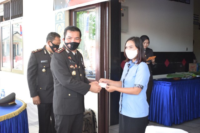 Kapolres Sekadau, AKBP Marupa Sagala menyerahkan SIM kepada warga yang lahir tanggal 1 Juli. Foto: Dok Humas Polres Sekadau