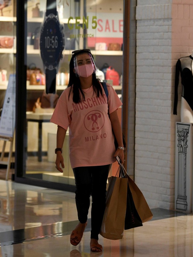 Pengunjung menenteng tas belanja saat mengunjungi Mal Grand Indonesia, Jakarta. Foto: Puspa Perwitasari/ANTARA FOTO