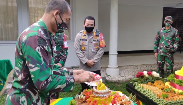 Suasana ketika petinggi TNI dan Polri berbagi tumpeng di Kota Malang. Foto: rezza doa