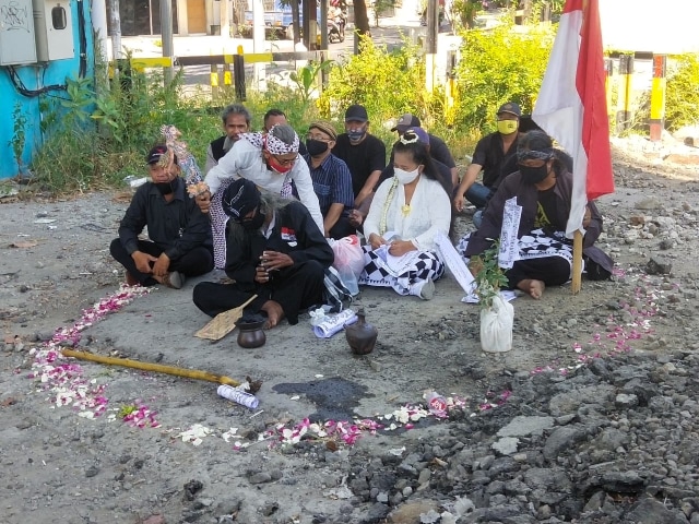 Ruwatan dilakukan di bawah Overpass Manahan Solo