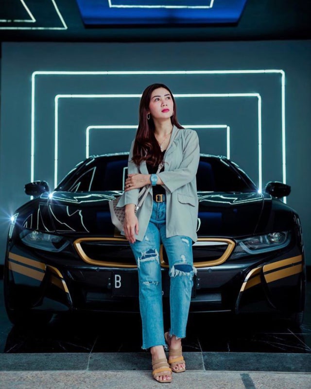Delta Hesti berpose di depan mobil mewahnya. Foto : instagram/deltahesti.