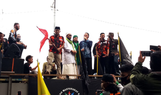 Edy Anas Djunaedi (batik biru) berada di tengah orator perwakilan Ormas saat aksi menolak RUU HIP. (Oki Kurniawan)