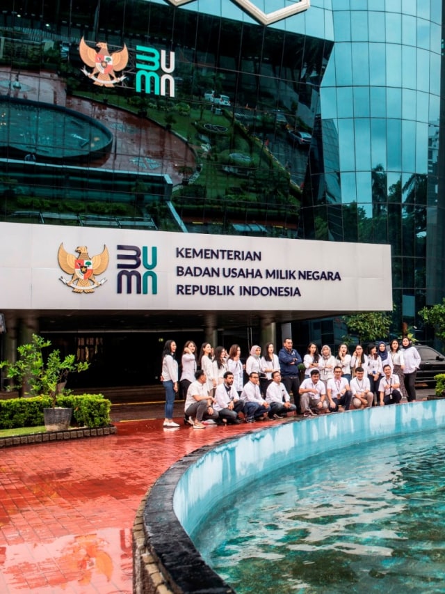Sejumlah tamu berfoto bersama di depan logo baru Kementerian Badan Usaha Milik Negara (BUMN) di Gedung Kementerian BUMN. Foto: Aprillio Akbar/ANTARA FOTO