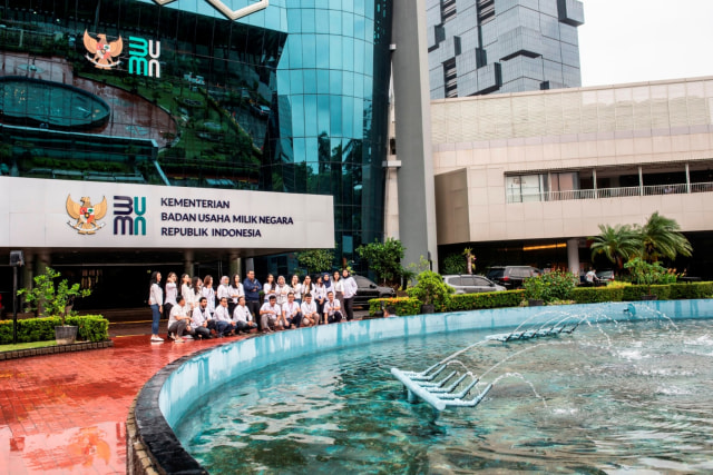 Sejumlah tamu berfoto bersama di depan logo baru Kementerian Badan Usaha Milik Negara (BUMN) di Gedung Kementerian BUMN. Foto: Aprillio Akbar/ANTARA FOTO