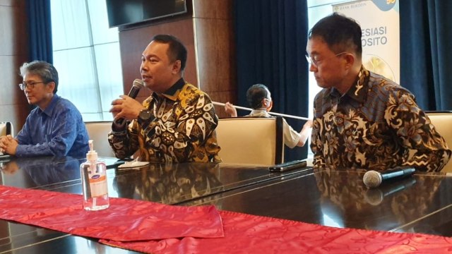 Dirut Bank Bukopin, Rivan Achmad Purwantono (tengah) memberi keterangan pers didampingi perwakilan dari KB Kookmin Bank (kanan), Kamis (2/7).  Foto: Dok. Istimewa