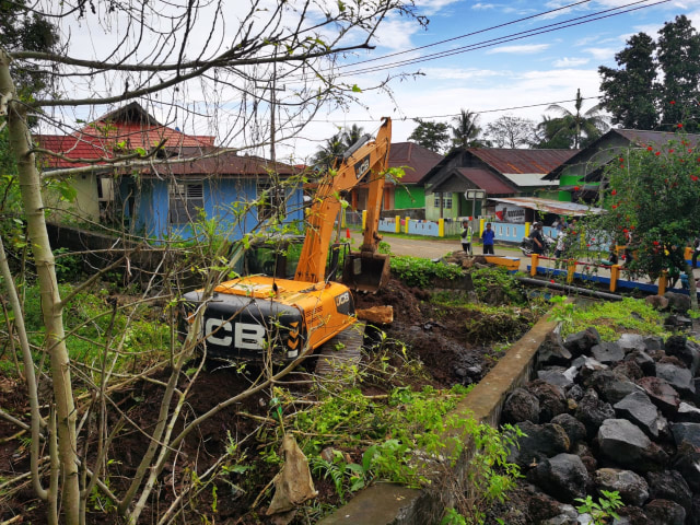 Alat berat yang diturunkan Balai Wilayah Sungai Maluku Utara di Kelurahan Rua, Ternate. 