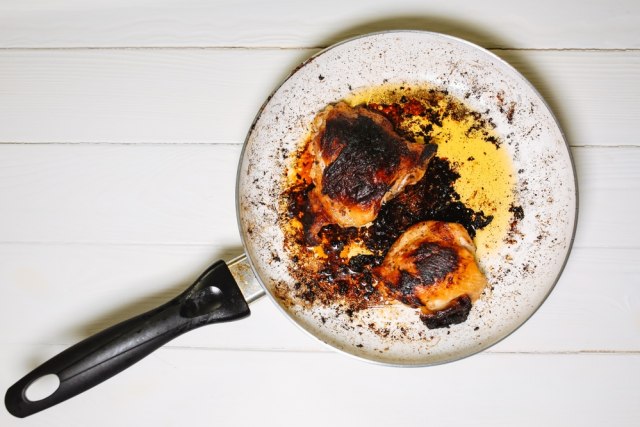 Ilustrasi masakan gosong. Foto: Shutter Stock