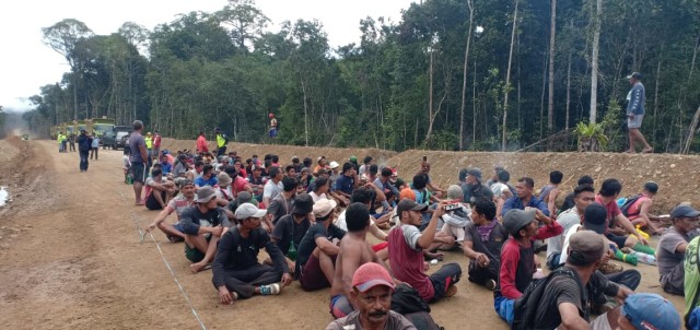 Warga empat desa Kecamatan Wasile Selatan, menduduki akses jalan tambang nikel PT IWIP. Foto: Sahril/cermat