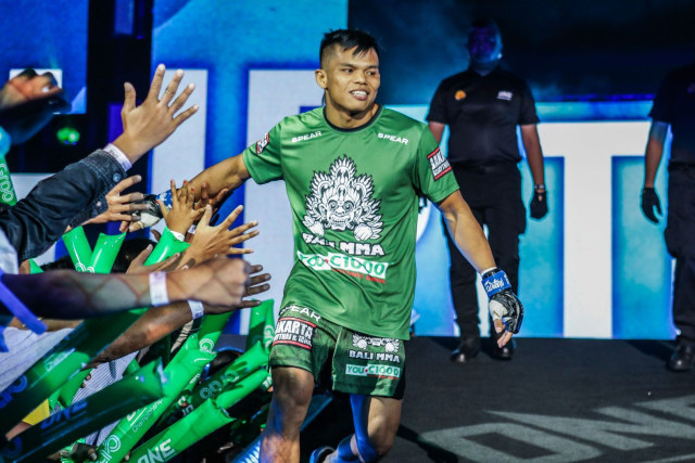 Aksi Elipitua Siregar saat memasuki Circle ONE Championship (ONE Championship)