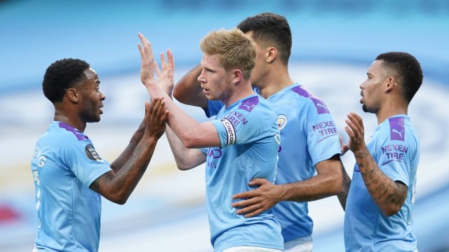 Pemain Manchester City berselebrasi usai mencetak gol pertama mereka ke gawang Liverpool, di Stadion Etihad, Manchester, Inggris. Foto: Dave Thompson/Pool via REUTERS