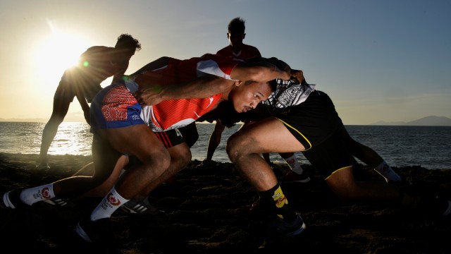 Atlet nasional cabang olahraga Rugbi Indonesia menjalani latihan di pesisir pantai Syiah Kuala, Banda Aceh, Aceh. Foto: CHAIDEER MAHYUDDIN/AFP