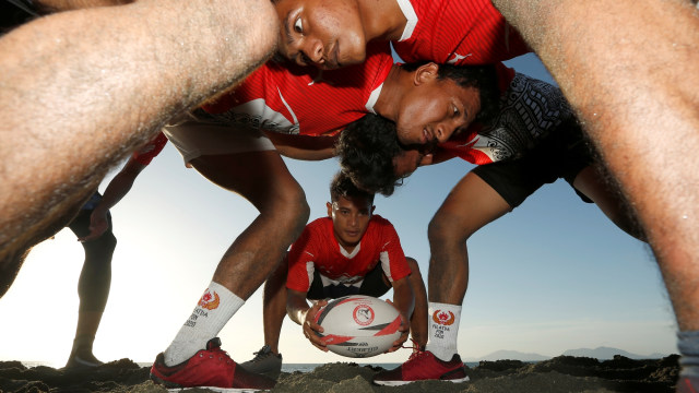 Atlet nasional cabang olahraga Rugbi Indonesia saat bersiap berlatih di pesisir pantai Syiah Kuala, Banda Aceh, Aceh. Foto: Irwansyah Putra/ANTARA FOTO