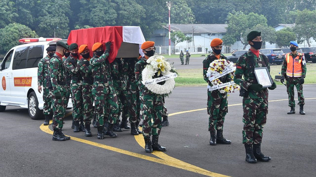 Suasana upacara pelepasan jenazah Pelda Anumarta Rama Wahyudi di Hangar Skuadron Udara 17 Lanud Halim Perdanakusuma. Foto: Puspen TNI