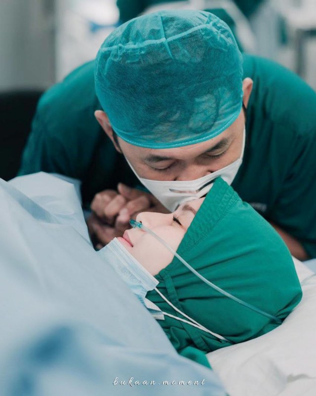 Hanung Bramantyo saat mendampingi Zaskia Adya Mecca melahirkan. Foto: Instagram / @zaskiadyamecca