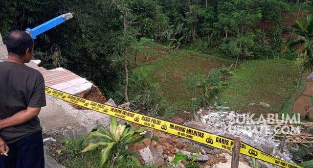 Warga melihat puing bangunan dari rumah yang ambruk tergerus longsor di Kampung Cibojong, Desa Jayabakti, Kecamatan Cidahu, Kabupaten Sukabumi, Jumat (3/7/2020). | Sumber Foto:Syahrul Himawan