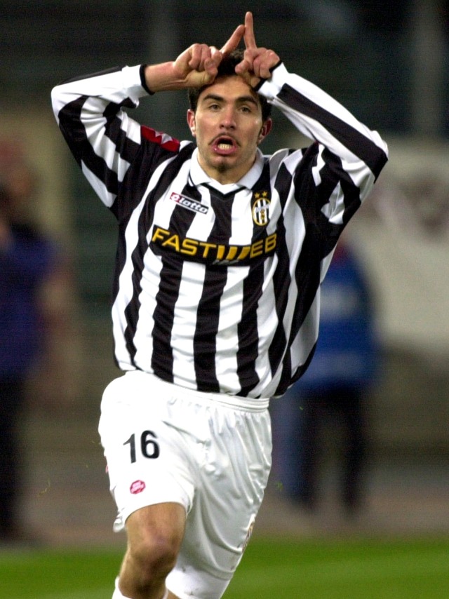 Enzo Maresca saat merayakan gol penyeimbang melawan Torino di Stadion Delle Alpi, Turin pada 24 Februari 2002. Foto: Grazia Neri/Getty Images