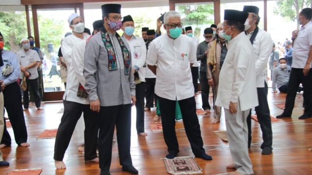 Gubernur DKI Jakarta Anies Baswedan berbincang dengan Ketua Dewan Masjid Indonesia Jusuf Kalla usai meresmikan Masjid Amir Hamzah di kawasan TIM, Jakarta. Foto: Pemprov DKI Jakarta