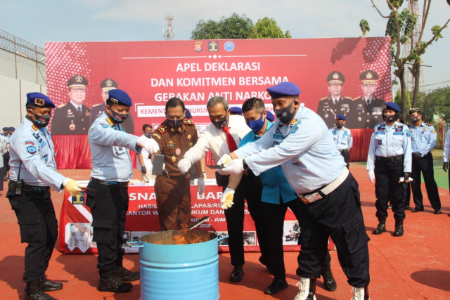 Dirjen PAS Reynhard Silitonga bersama perwakilan Kejaksaan Tinggi dan Polda Banten pada Apel Besar Deklarasi dan Komitmen Bersama Gerakan Anti Narkoba Kemenkumham wilayah Banten.  (Foto: Kemenkumham)
