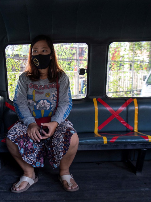 Penerapan social distancing di dalam angkutan Mikrotrans Jak Lingko. Foto: Sigid Kurniawan/ANTARA FOTO