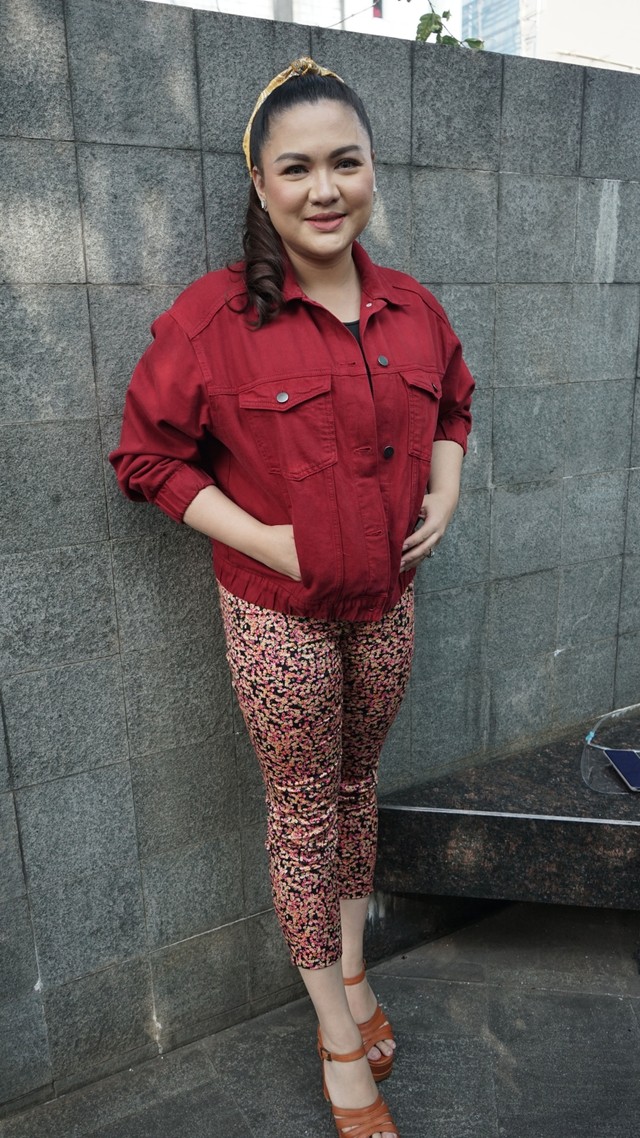 Penyanyi Vicky Shu saat ditemui di kawasan Tendean, Jakarta, Jumat, (3/7). Foto: Ronny