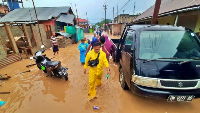 Warga di Kota Gorontalo mulai mengungsi kala banjir melanda wilayah tersebut. Jumat, (3/7). Foto: Dok banthayoid (Wawan Akuba)
