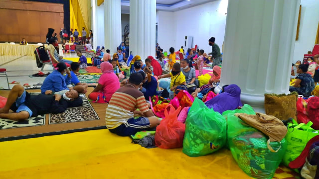 Ratusan pengungsi saat ini menempati Gedung Bele Li Mbui. Jumat, (3/7). Foto: Dok banthayoid (Wawan Akuba)