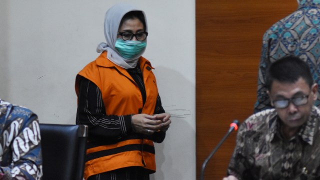 Ketua DPRD Kutai Timur Encek Unguria mengenakan rompi tahanan usai menjalani pemeriksaan di Gedung KPK, Jakarta, Jumat (3/7). Foto: Indrianto Eko Suwarso/Antara Foto