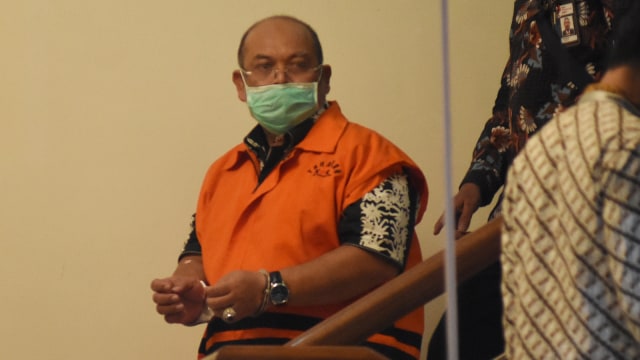 Bupati Kutai Timur Ismunandar mengenakan rompi tahanan usai menjalani pemeriksaan di Gedung KPK, Jakarta, Jumat (3/7). Foto: Indrianto Eko Suwarso/Antara Foto