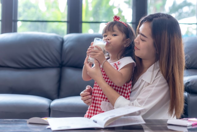 Ilustrasi anak minum susu. Foto: Shutterstock