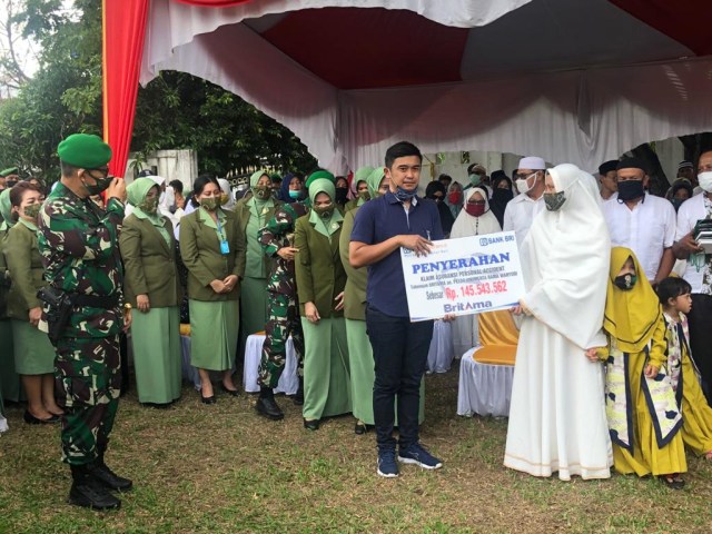 com-PT Bank Rakyat Indonesia (Persero) Tbk mencairkan asuransi untuk keluarga Serma Rama Wahyudi yang gugur saat menjalankan misi perdamaian di Kongo. Foto: Dok. BRI